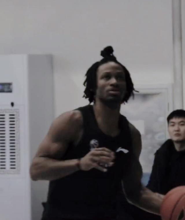 该片讲述五十有奇的林丽华巧然结识流浪青年吴明，两个生命力旺盛的忘年交，决定相伴出逃